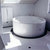 Badezimmer in weißem Sivec Marmor und schwarz Bordergranit