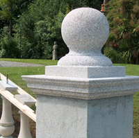 Granitsäule und ornamentale Pfeilerkappe aus gelbem Vimiero-Marmor