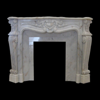 Versailles-Kamin aus hellem, portugiesischem Estremoz Marmor.