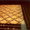 Fußbodeneinlegearbeit in Marmor Yellow Sienna und Belgian Black