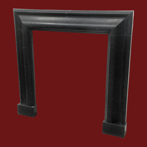 Bolection-Kamin aus schwarzem Marmor.
