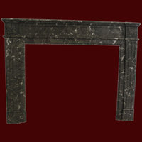Reims-Kamin in schwarz aus Nero Marquina Marmor.