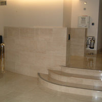 Paving and cladding in Botticinio marble .