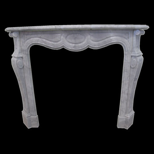 Versailles-Kamin aus weißem Carrara-Marmor.