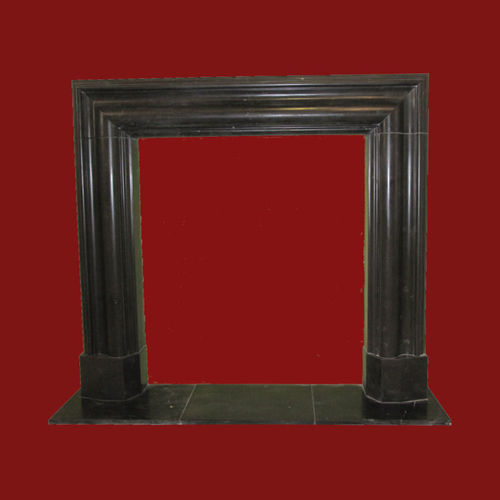 Bolection-Kamin aus Nero Marquina Marmor.