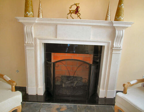 Lareira Charborough em calcário Moleanos