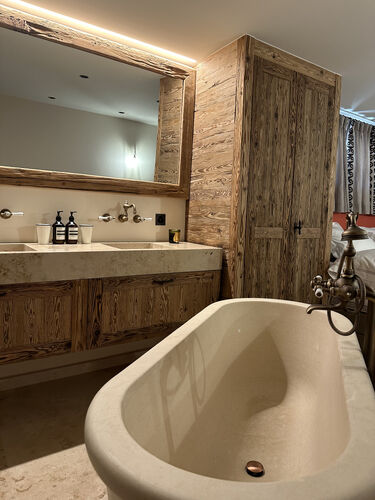 Bathtub in Sunny Light limestone