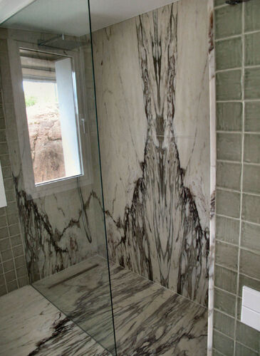 Ba -Calacata shower tray