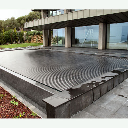 Verkleidung aus schwarzem Schiefer.