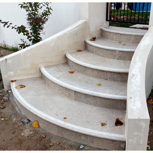 Degraus em calcário moleanos azul