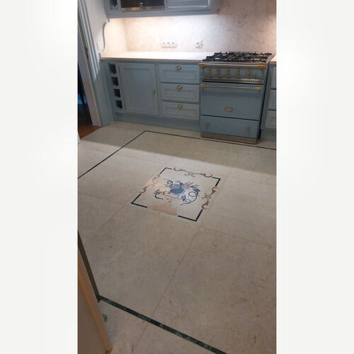 Intarsierte Mittelplatte aus Lioz-Marmor.